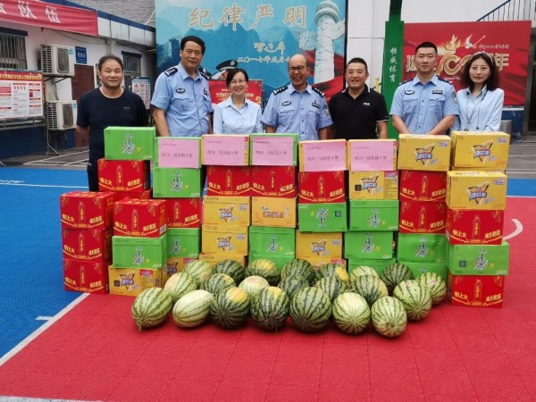 公(gōng)益丨爱心企业炎炎夏日慰问民(mín)警，彰显警民(mín)情深